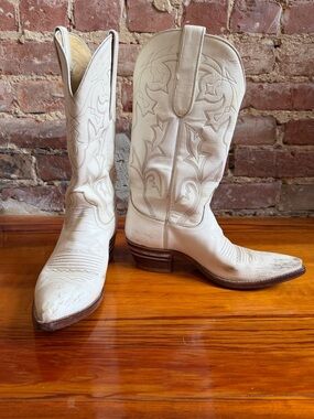 Falconhead White Leather Cowboy Boots - Embroidered Western Style women’s size 7